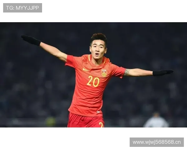 韦世豪私下穿拖鞋逛奢侈品店，店员以为是群演