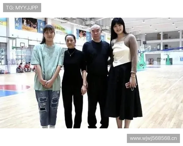 李月汝居然能一边打球一边养娃？这生活谁顶得住啊！