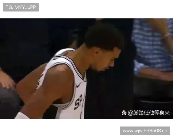 文班亚马利用挡拆制造错位拉开前场防守影响比赛节奏