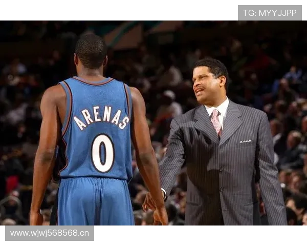 阿里纳斯无球跑动制造错位，改变奇才进攻结构